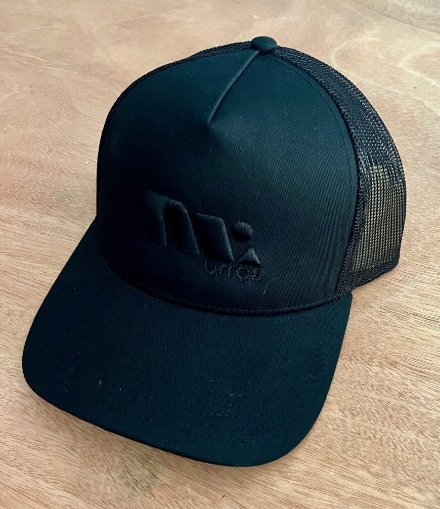 Gorra con logotipo Urros bordado.